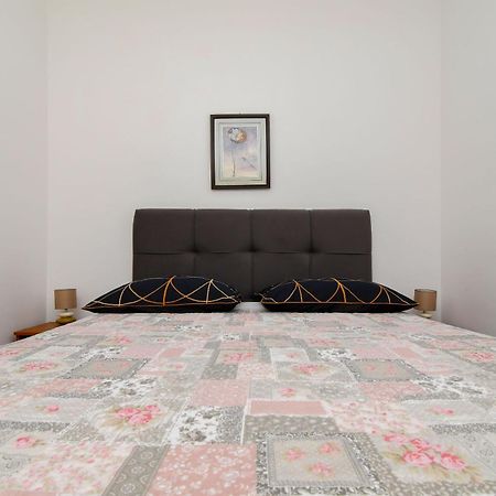Apartments Biserka - 50 M From Beach Трогир Екстериор снимка