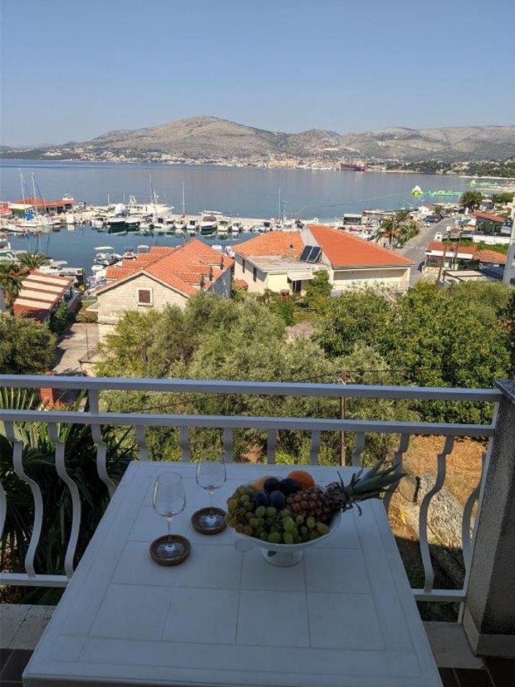Apartments Biserka - 50 M From Beach Трогир Екстериор снимка
