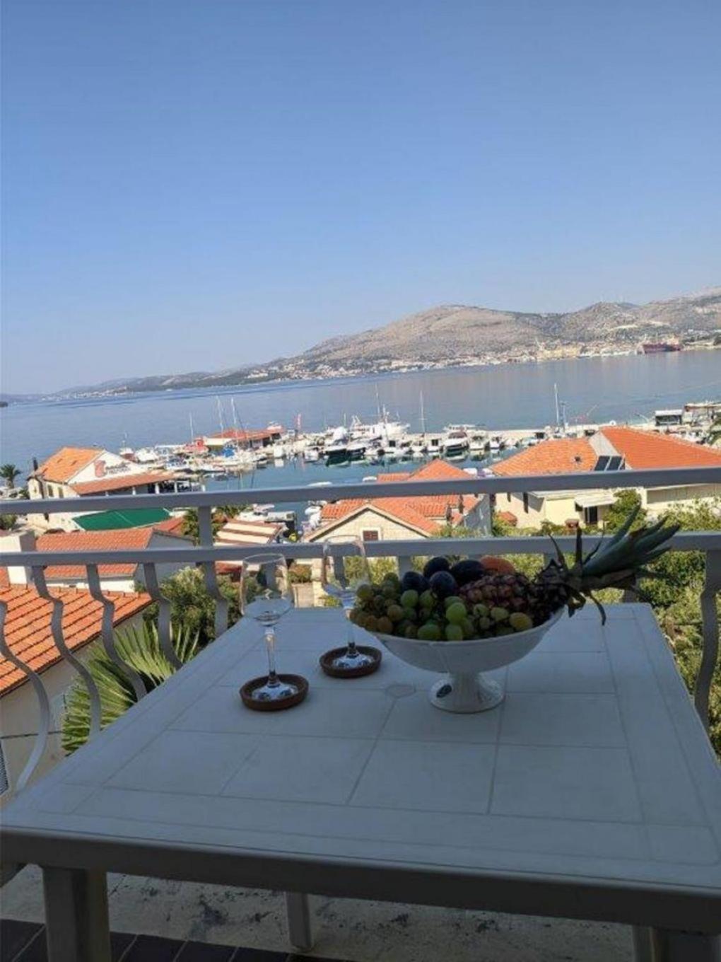 Apartments Biserka - 50 M From Beach Трогир Екстериор снимка
