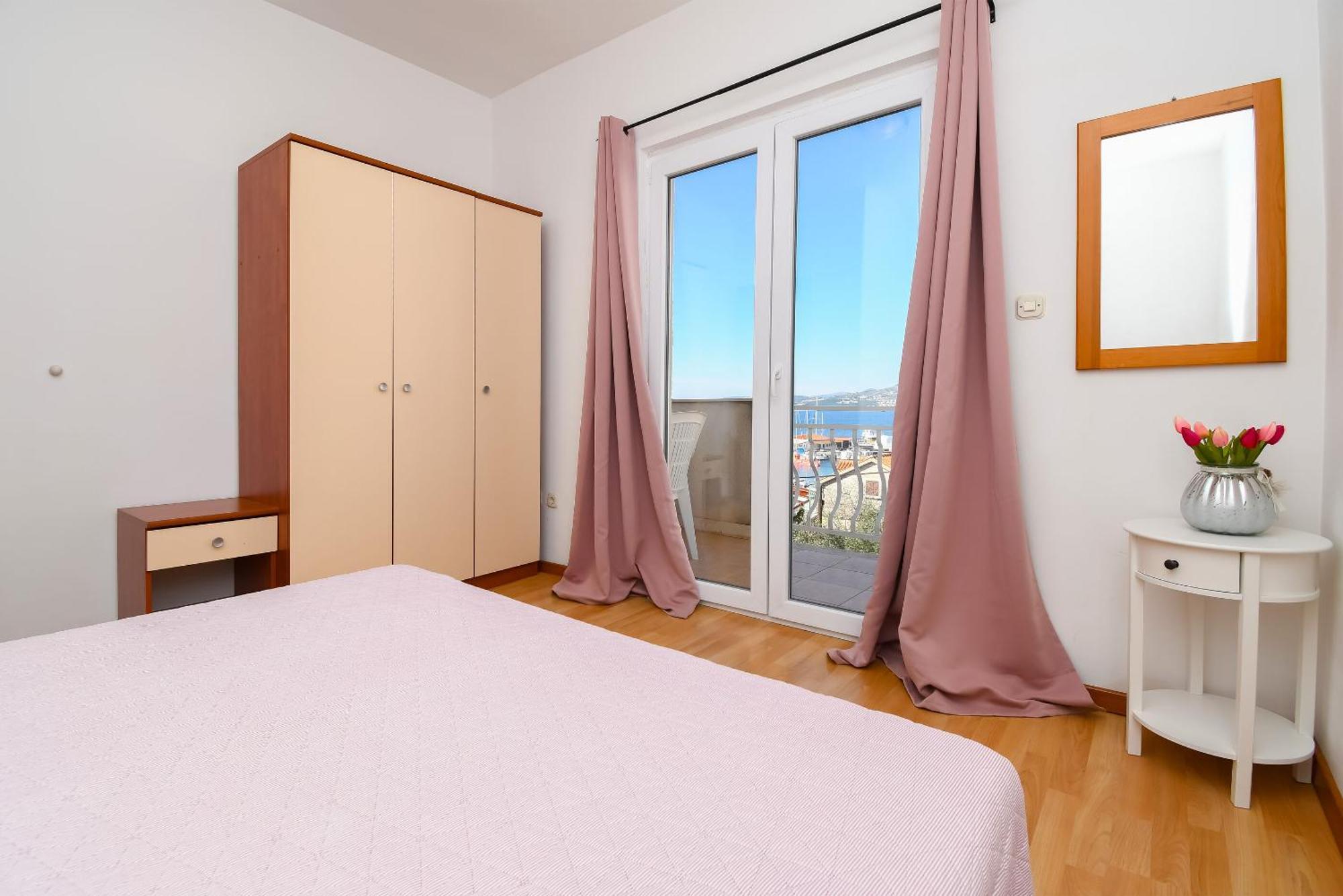 Apartments Biserka - 50 M From Beach Трогир Екстериор снимка