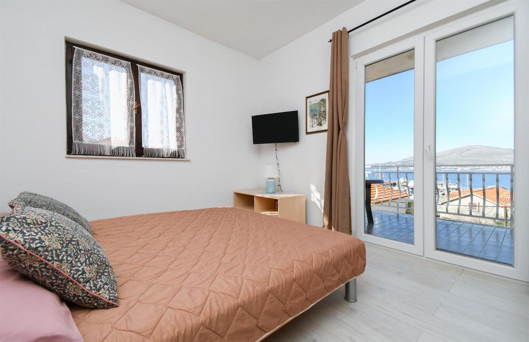 Apartments Biserka - 50 M From Beach Трогир Екстериор снимка